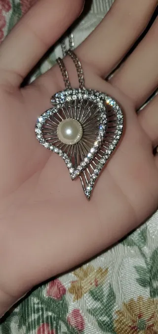 Collana vintage con ciondolo perla e cristalli.