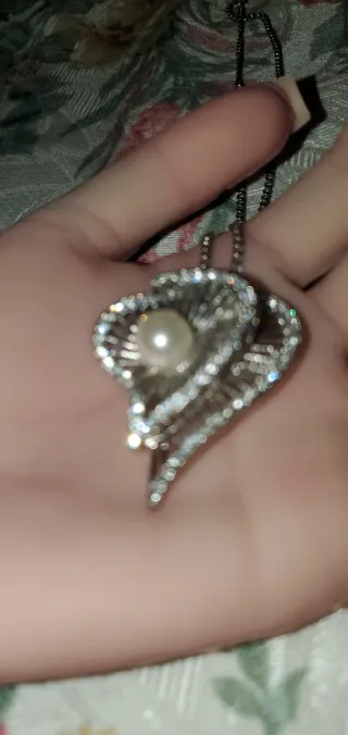 Collana vintage con ciondolo perla e cristalli.