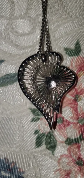 Collana vintage con ciondolo perla e cristalli.