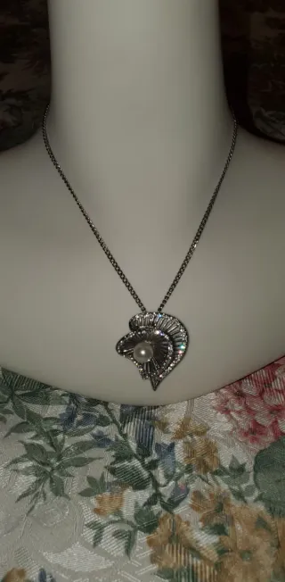 Collana vintage con ciondolo perla e cristalli.