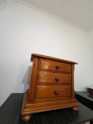 Tavolino in pino con 3 cassetti