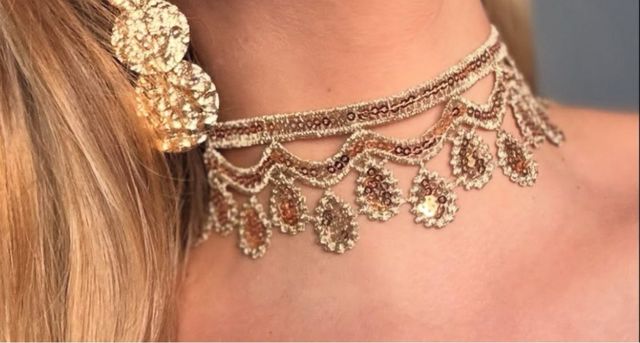 Choker dorado con abalorios