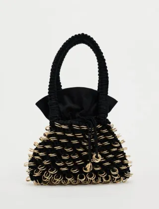 Bolso Zara negro con detalles dorados