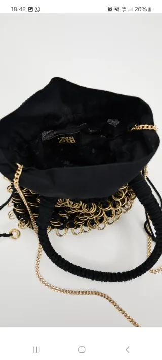 Bolso Zara negro con detalles dorados
