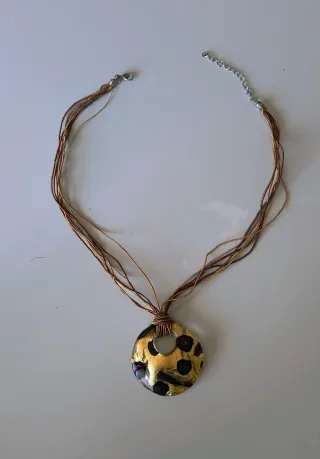 Collana con pendente in vetro dorato
