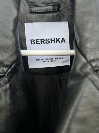 Gabardina de cuero negra