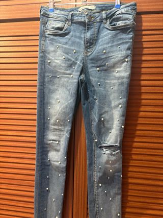 Pantalón vaquero con perlas