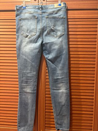 Pantalón vaquero con perlas