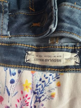 Pantalón vaquero con perlas