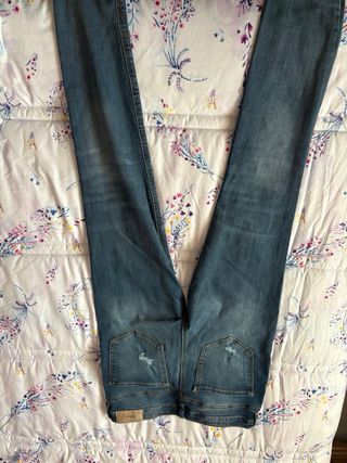 Pantalón vaquero con perlas