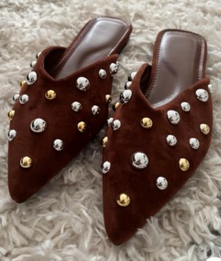 Mules camurça com tachas douradas e prateadas