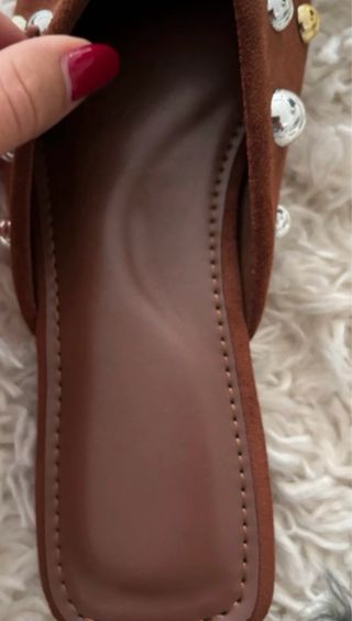 Mules camurça com tachas douradas e prateadas