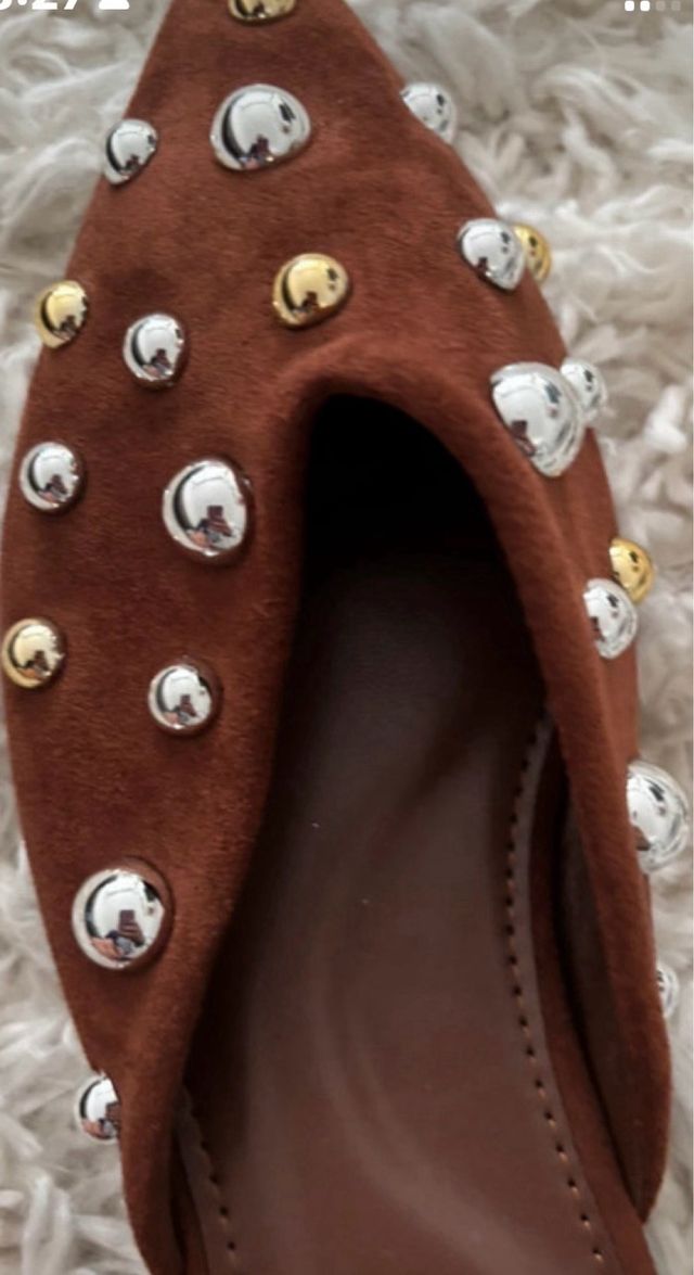 Mules camurça com tachas douradas e prateadas