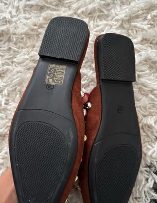 Mules camurça com tachas douradas e prateadas