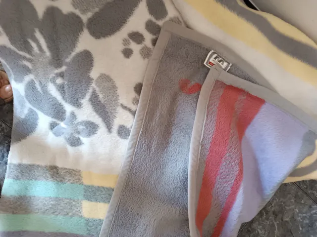 Manta reversible 90cm marca Mora