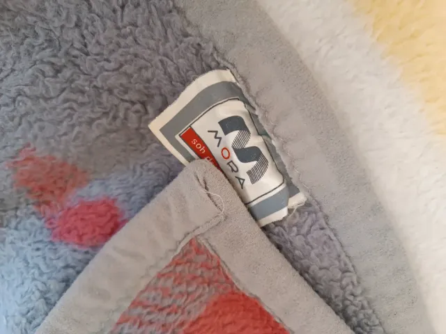 Manta reversible 90cm marca Mora