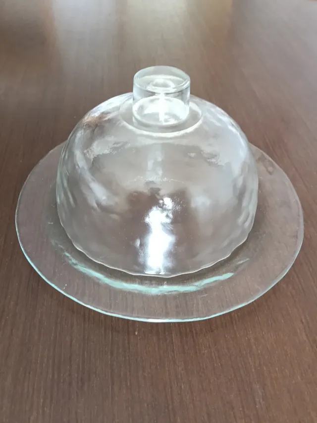 Quesera de cristal con plato