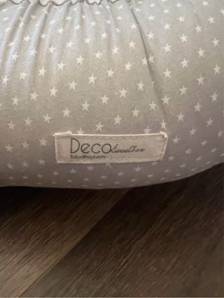 Nido reductor bebé gris y blanco