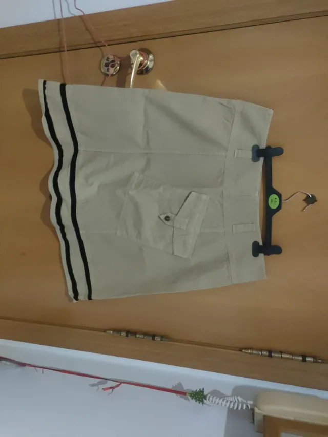 Falda beige con detalles