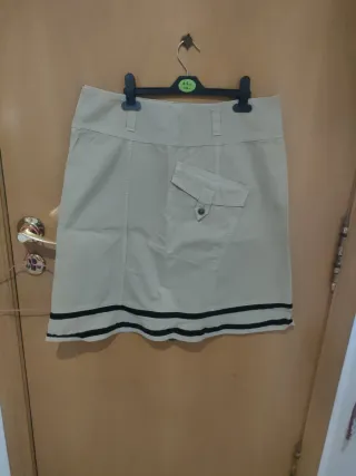 Falda beige con detalles