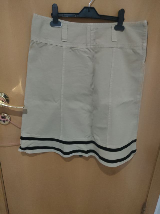 Falda beige con detalles