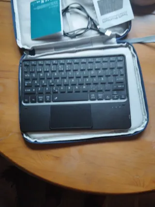 Teclado Bluetooth con Ratón y Funda