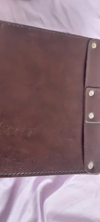 Cartera de cuero hecha a mano