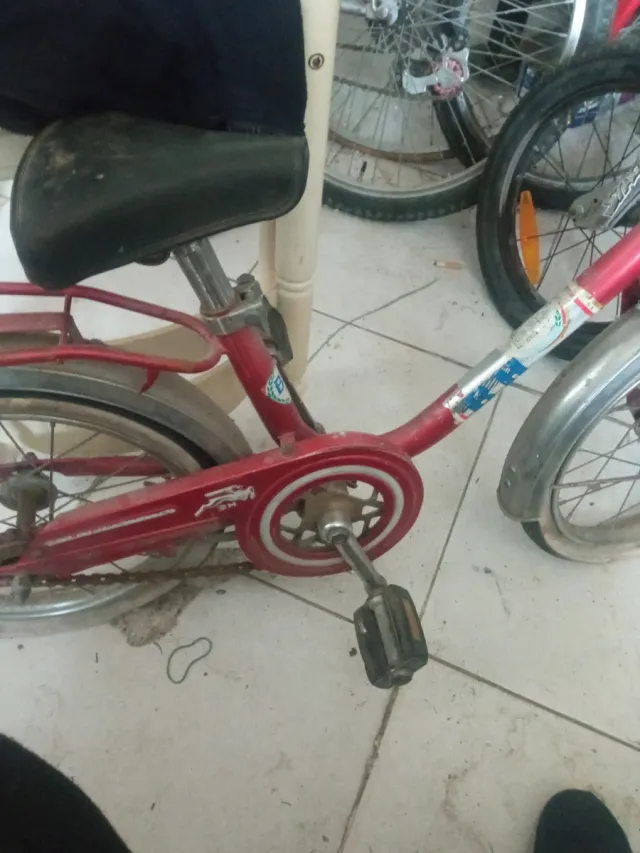 Bicicleta infantil roja y azul