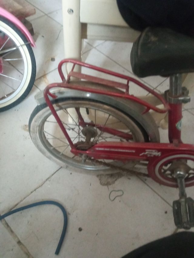 Bicicleta infantil roja y azul