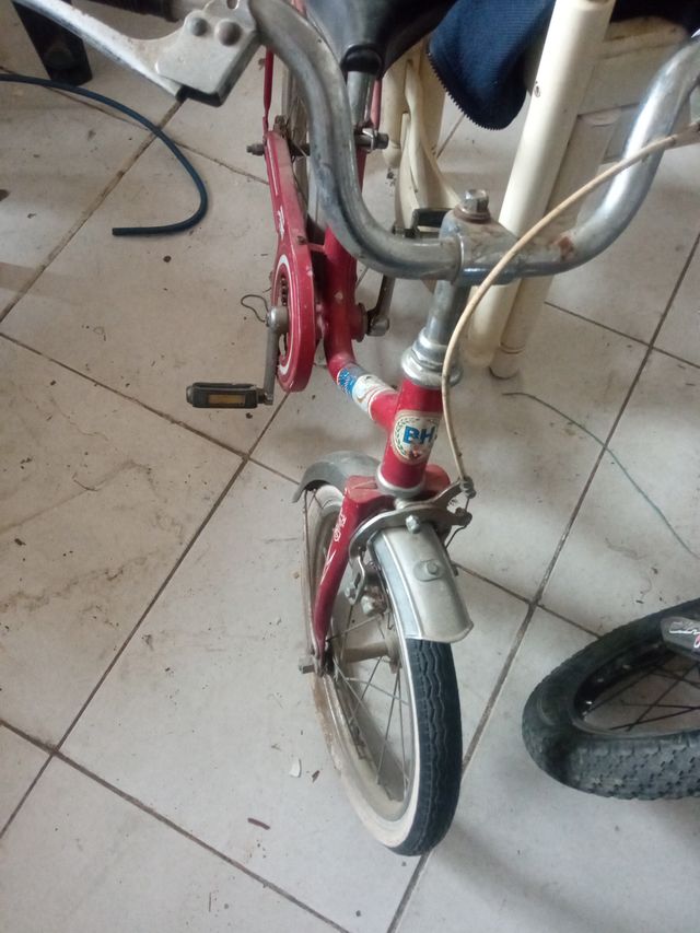 Bicicleta infantil roja y azul