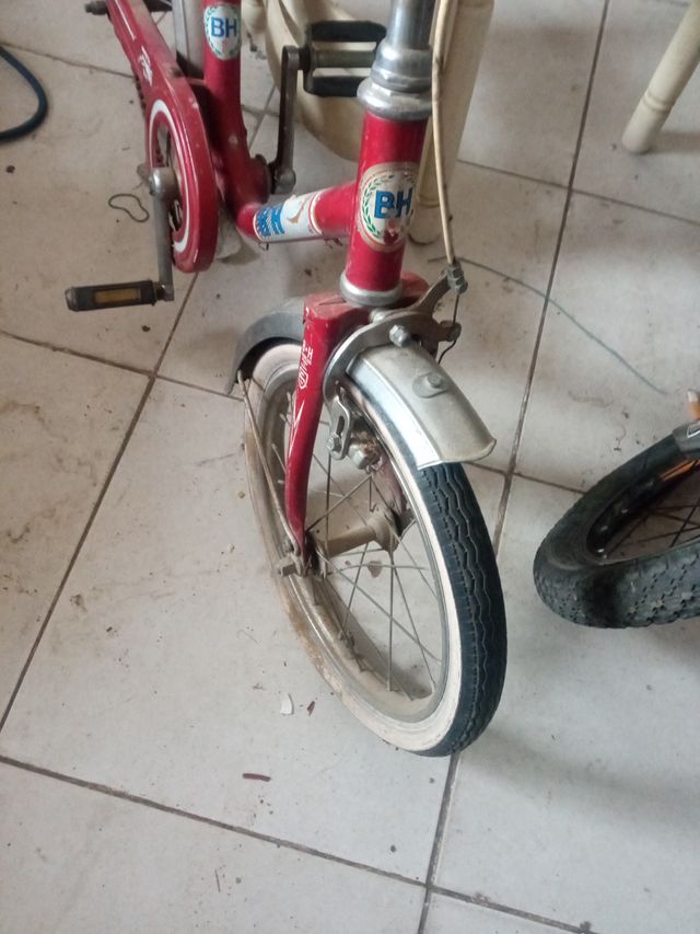 Bicicleta infantil roja y azul