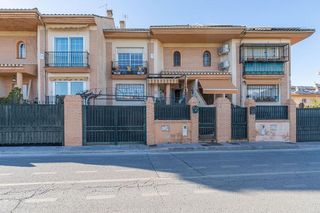 Casa adosada en venta en Ogíjares