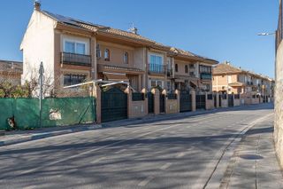 Casa adosada en venta en Ogíjares
