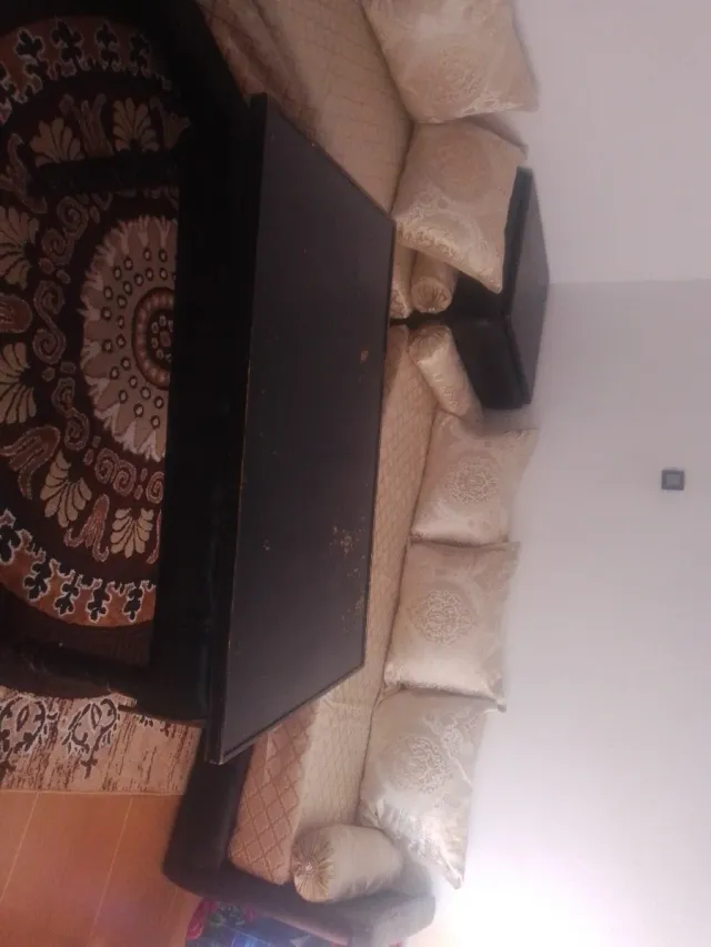 Sofá modular beige con cojines