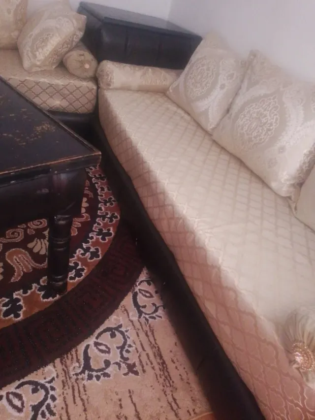 Sofá modular beige con cojines