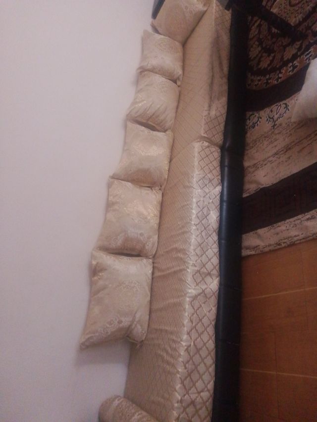 Sofá modular beige con cojines