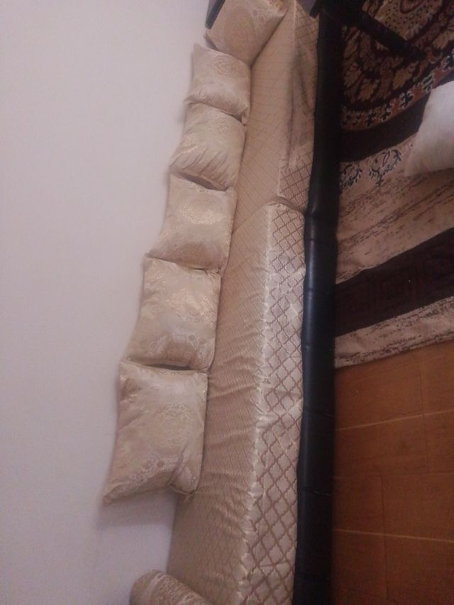 Sofá modular beige con cojines