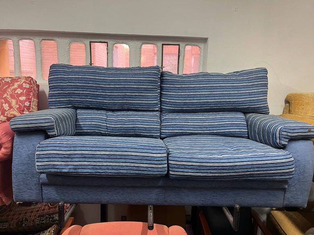 Sofá de 2 plazas con rayas azules