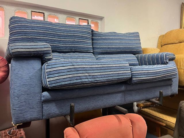 Sofá de 2 plazas con rayas azules