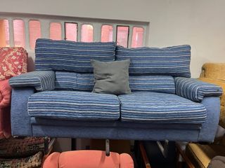 Sofá azul y gris de tela