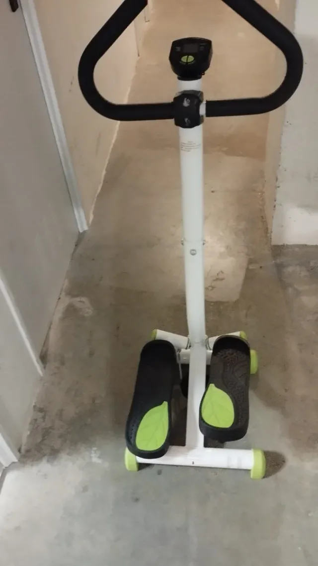 Aparato de ejercicio montado y para el trastero,