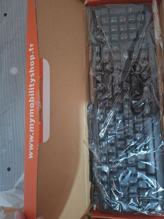 Monitor Dell Negro y Teclado Nuevo