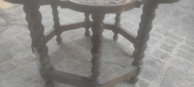 Mesa de madera tallada a mano