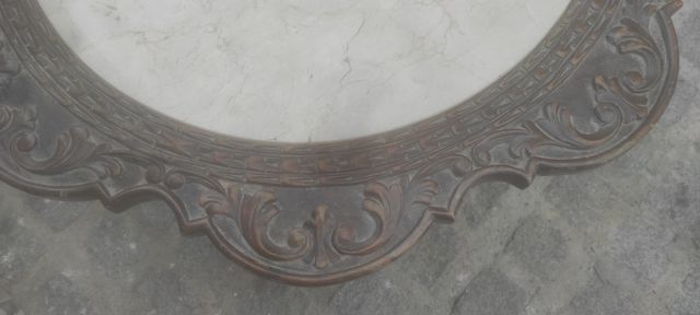 Mesa de madera tallada a mano