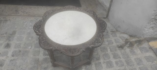 Mesa de madera tallada a mano