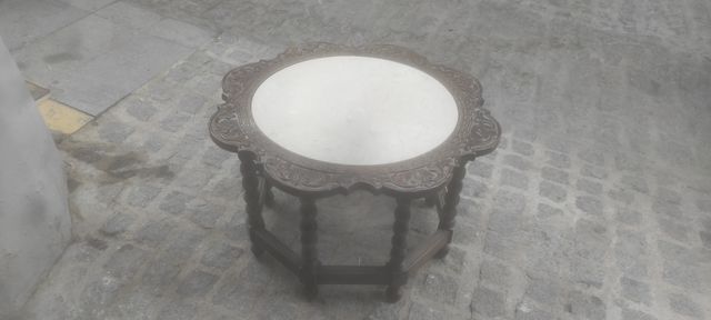 Mesa de madera tallada a mano