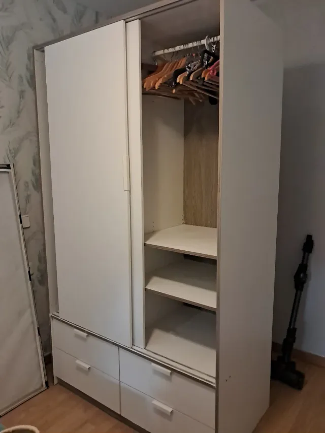 Armario blanco con cajones y estantes