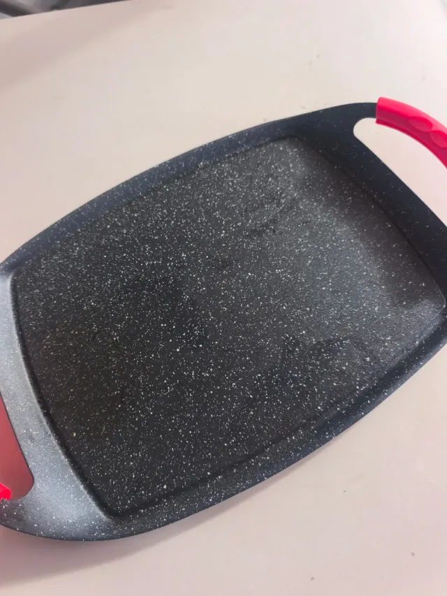 Plancha sartén con asas rojas