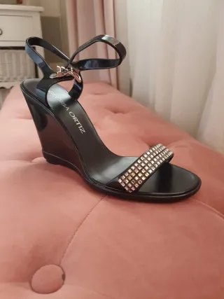 Sandalias cuña Gloria Ortiz con cristales. 