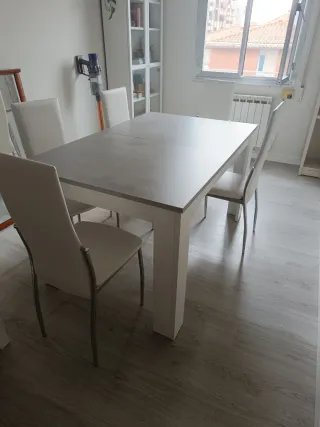 Mesa comedor extensible gris y blanca con 8 sillas